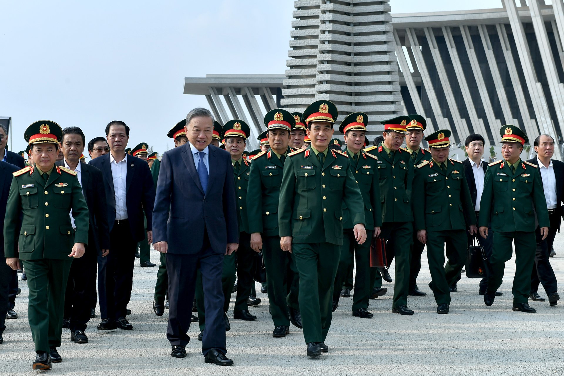 Tổng Bí thư Tô Lâm và các đồng chí lãnh đạo Quân ủy Trung ương, Bộ Quốc phòng thăm và làm việc tại Bảo tàng Lịch sử Quân sự Việt Nam.