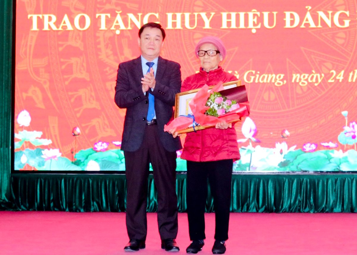 Phó Bí thư Thường trực Thành ủy  trao Huy hiệu 55 năm tuổi Đảng cho đảng viên.