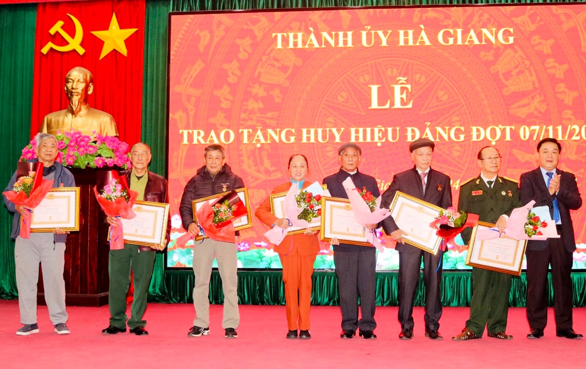 Phó Bí thư Thường trực Thành ủy  trao Huy hiệu 50 năm tuổi Đảng cho đảng viên.