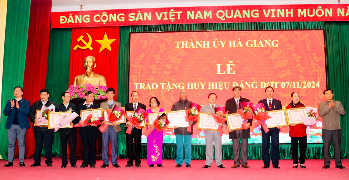 Lãnh đạo thành phố Hà Giang trao Huy hiệu 40 năm tuổi Đảng cho đảng viên.