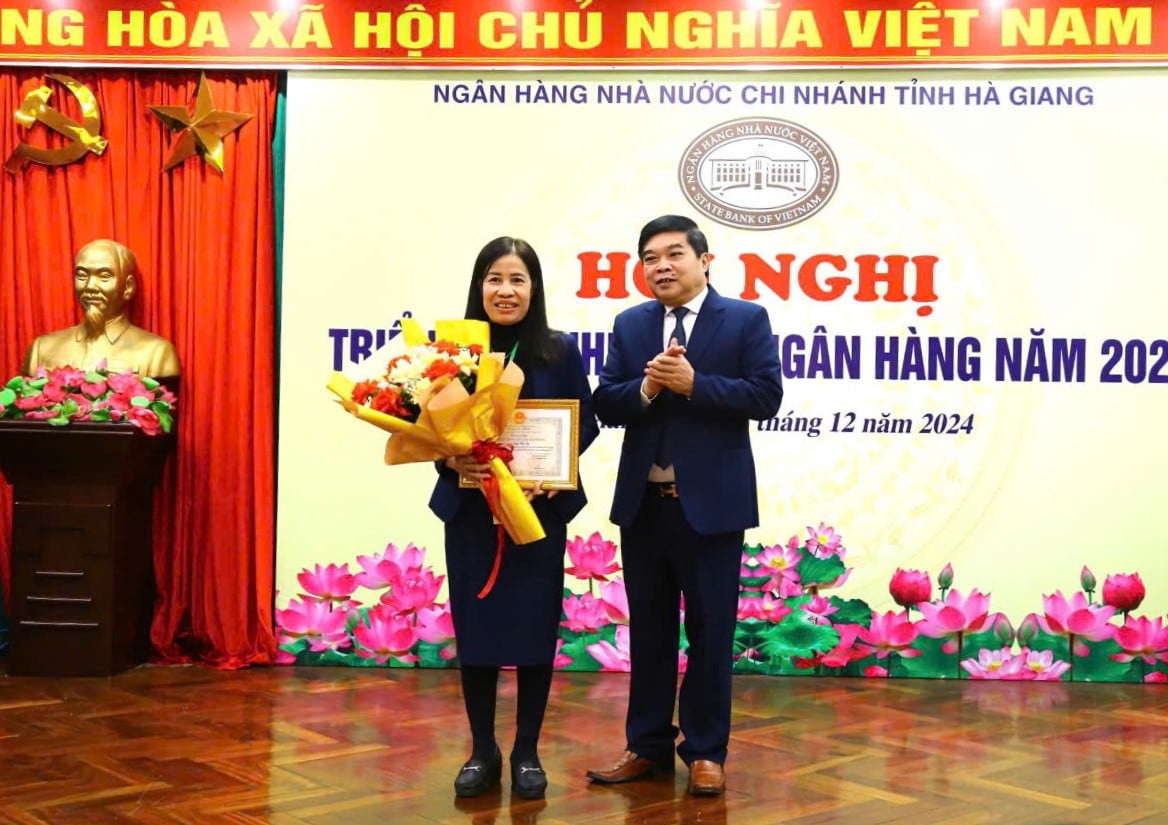 Thừa ủy quyền của Thống đốc Ngân hàng Nhà nước Việt Nam, Giám đốc Ngân hàng Nhà nước chi nhánh tỉnh Hà Giang Nguyễn Ngọc Hải trao danh hiệu Chiến sỹ thi đua ngành Ngân hàng”.