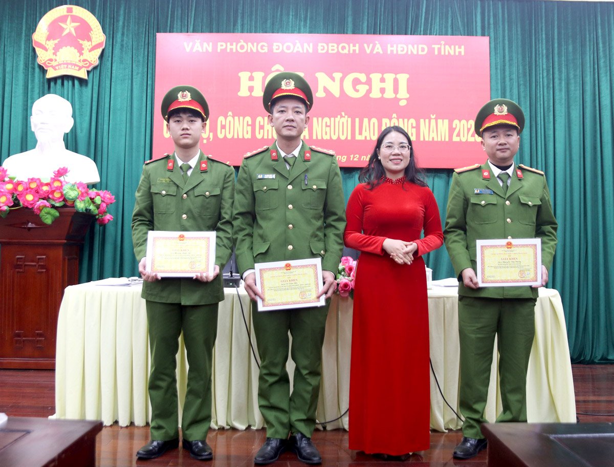 Lãnh đạo Văn phòng Đoàn ĐBQH và HĐND tỉnh tặng Giấy khen cho các cá nhân hoàn thành xuất sắc nhiệm vụ năm 2024.