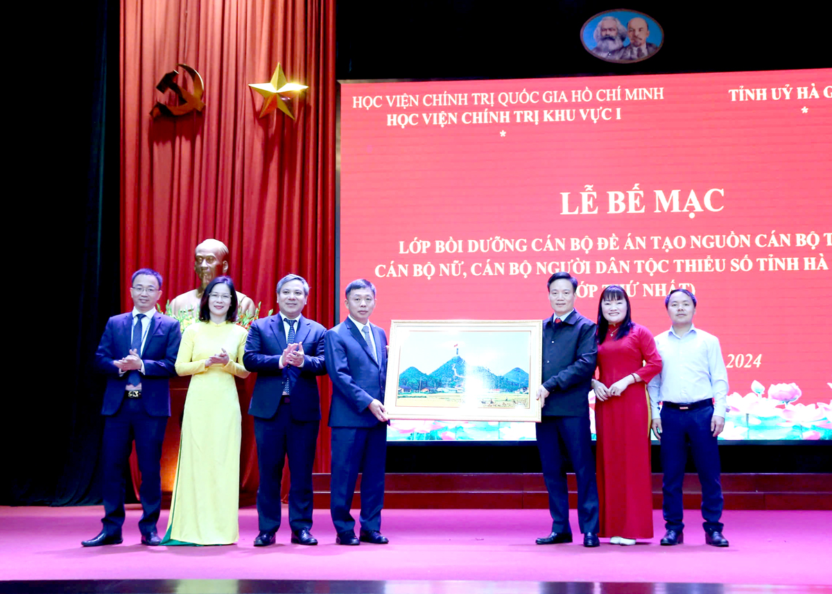 Đại diện lớp học tặng quà Học viện Chính trị khu vực 1