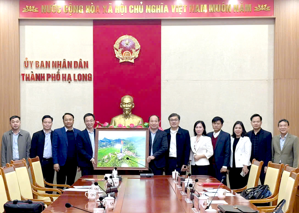 Đại diện lớp học tặng quà Thành ủy Hạ Long.