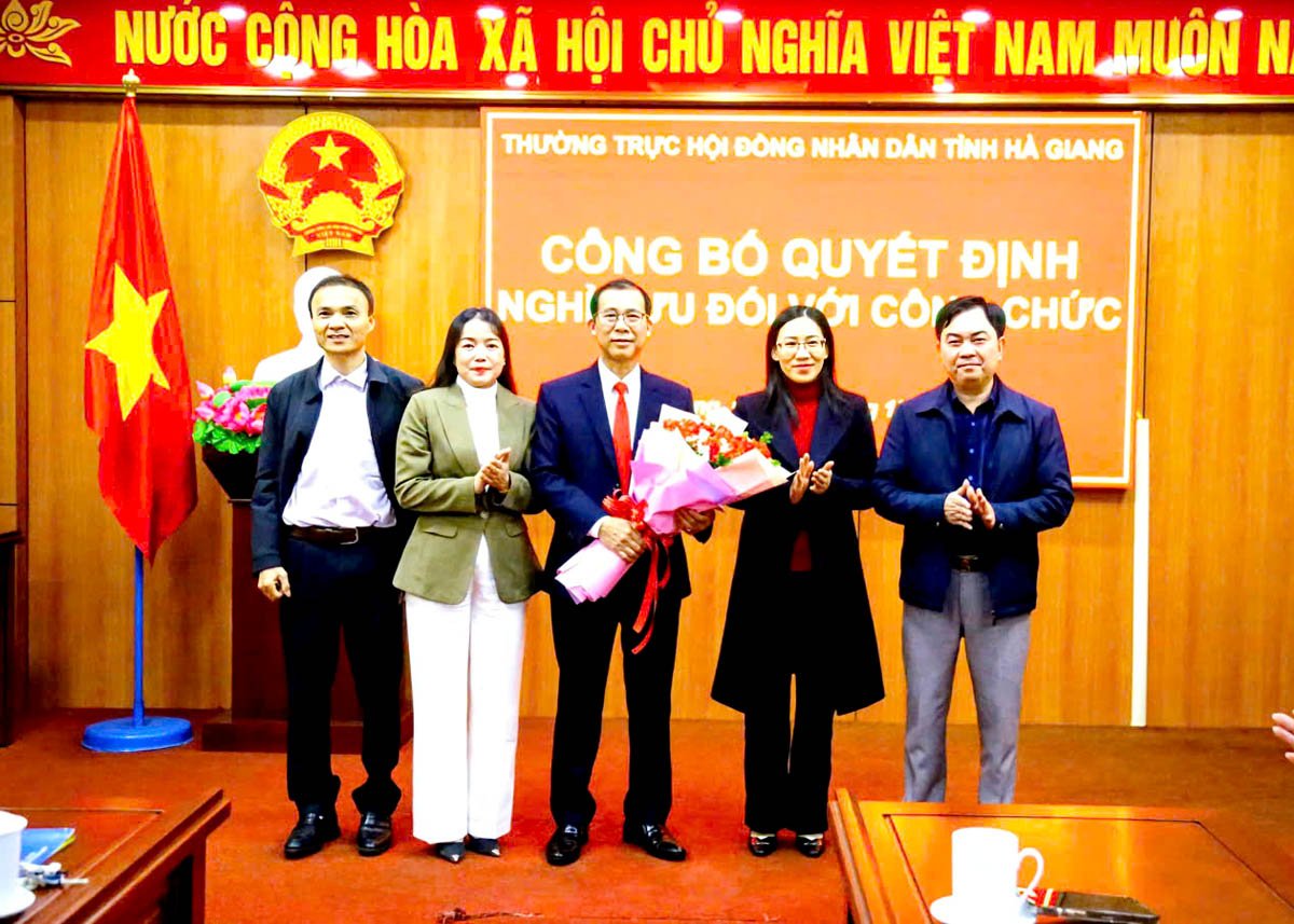 Lãnh đạo các Ban của HĐND tỉnh tặng hoa chúc mừng đồng chí Hoàng Văn Kiên tại buổi lễ.