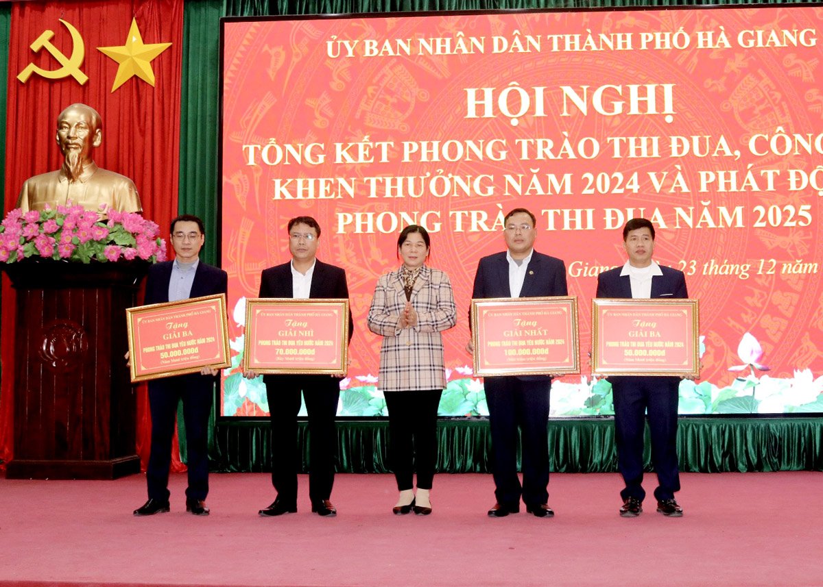 Lãnh đạo thành phố Hà Giang trao giải thi đua cho các đơn vị xuất sắc trong phong trào thi đua năm 2024.