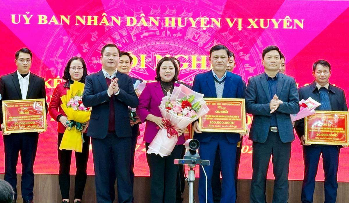 Lãnh đạo huyện Vị Xuyên trao giải thưởng cho các đơn vị dẫn đầu các phong trào thi đua năm 2024.