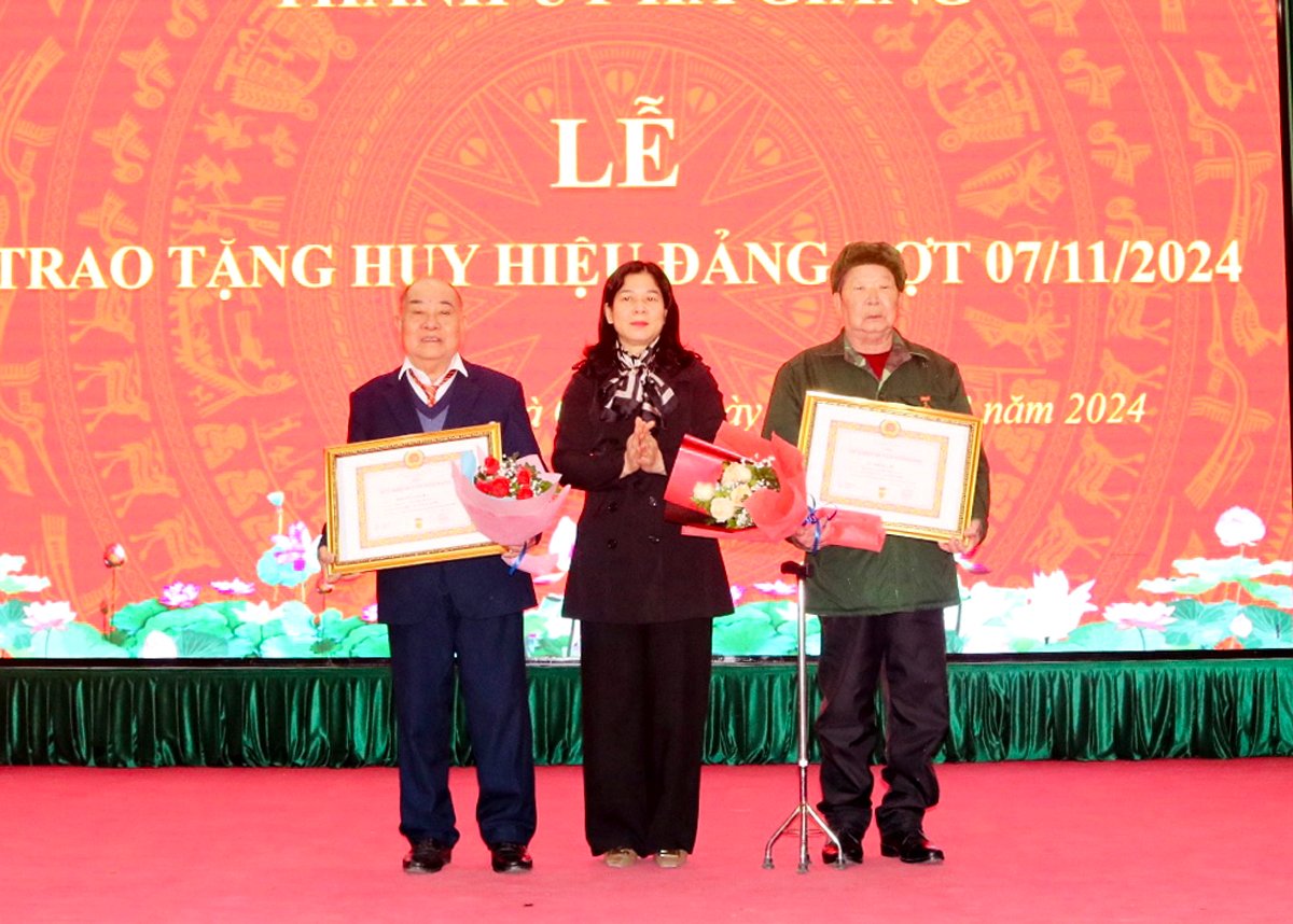 Bí Thư Thành ủy Hà Giang Chúng Thị Chiên trao Huy hiệu 60 năm tuổi Đảng cho đảng viên.