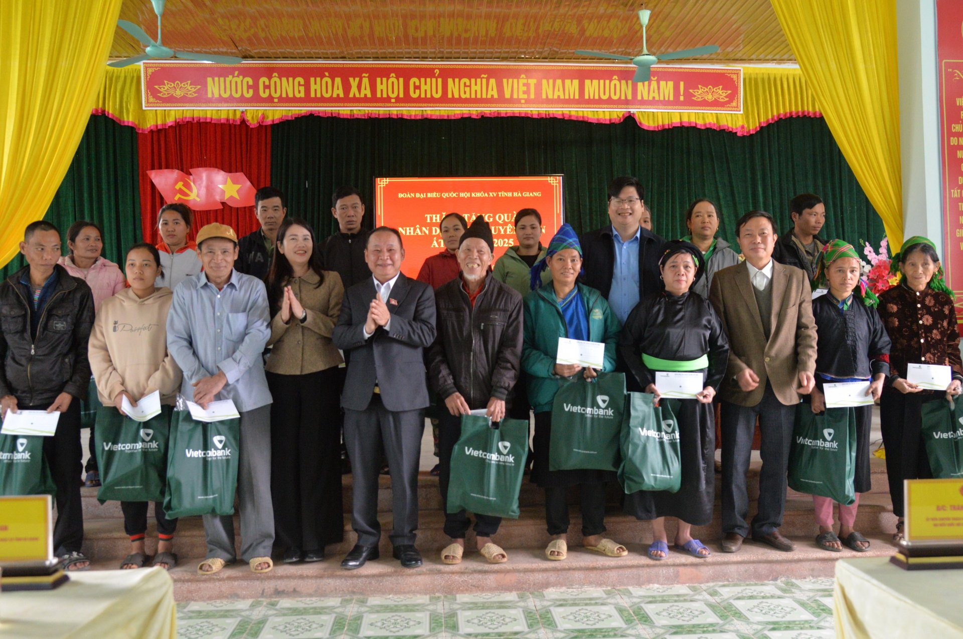 Đoàn ĐBQH khóa XV đơn vị tỉnh Hà Giang trao quà cho các gia đình chính sách tại xã Tân Bắc (Quang Bình).