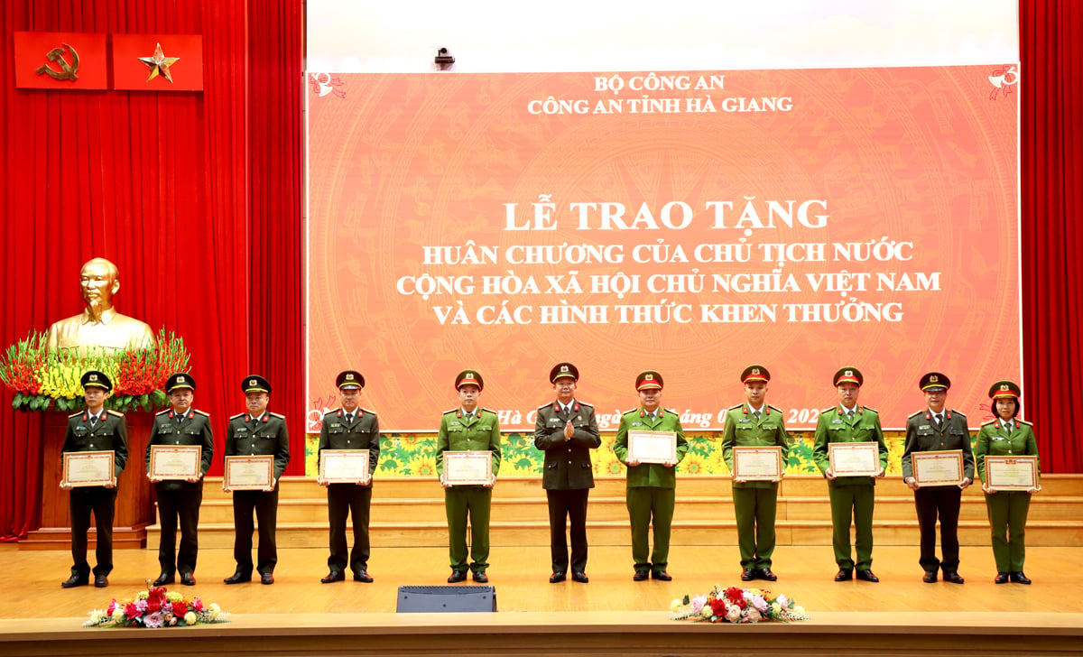 Lãnh đạo Công an tỉnh trao Bằng khen của Bộ Công an cho các tập thể, cá nhân.