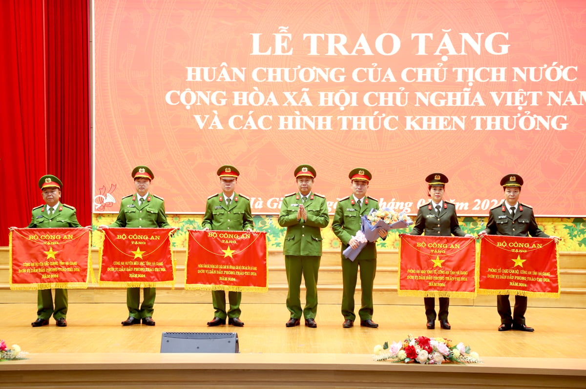 Thừa ủy quyền Bộ trưởng Bộ Công an, lãnh đạo Công an tỉnh trao Cờ thi đua cho các tập thể.