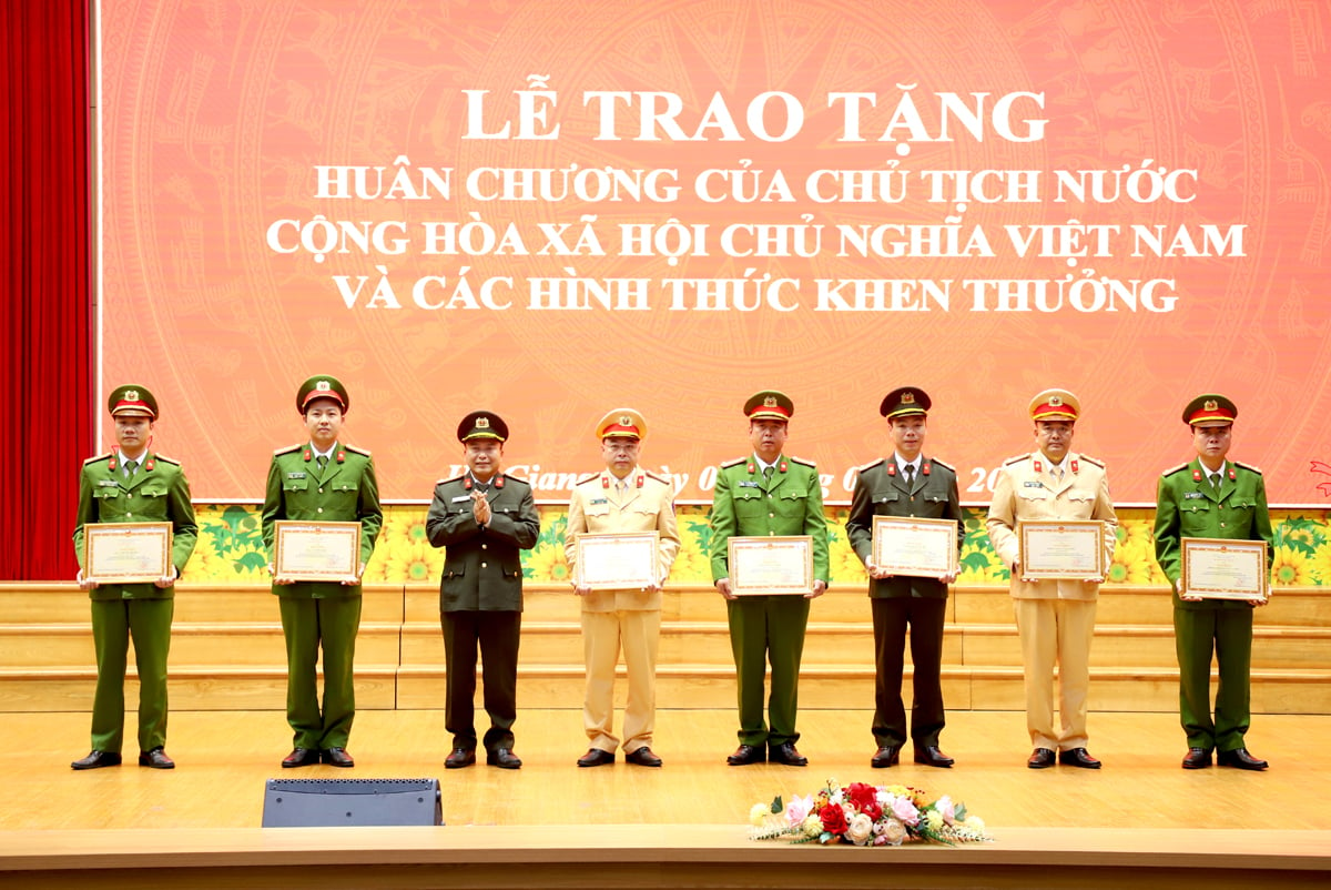 Lãnh đạo Công an tỉnh trao Bằng khen của Bộ Công an cho các tập thể, cá nhân.