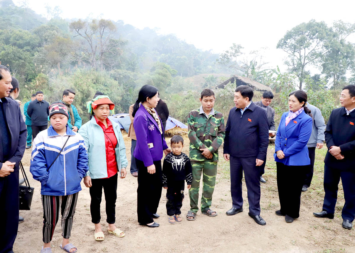 Quyền Bí thư Tỉnh ủy Nguyễn Mạnh Dũng thăm hỏi, động viên gia đình anh Chú Văn Giàng.