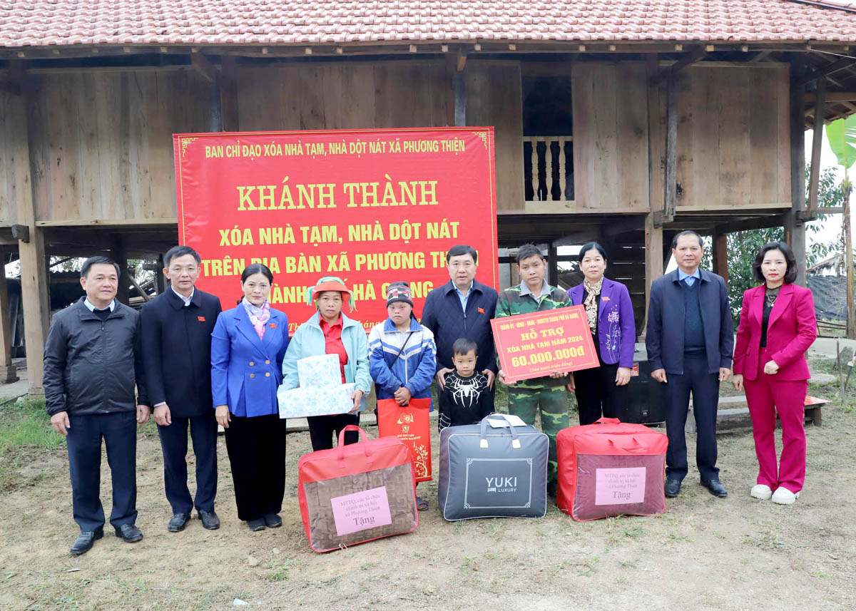 Quyền Bí thư Tỉnh ủy Nguyễn Mạnh Dũng, Phó Chủ tịch UBND tỉnh Vương Ngọc Hà, Bí thư Thành ủy Chúng thị Chiên và lãnh đạo thành phố Hà Giang trao tiền hỗ trợ, tặng quà, chúc mừng gia đình anh Chú Văn Giàng