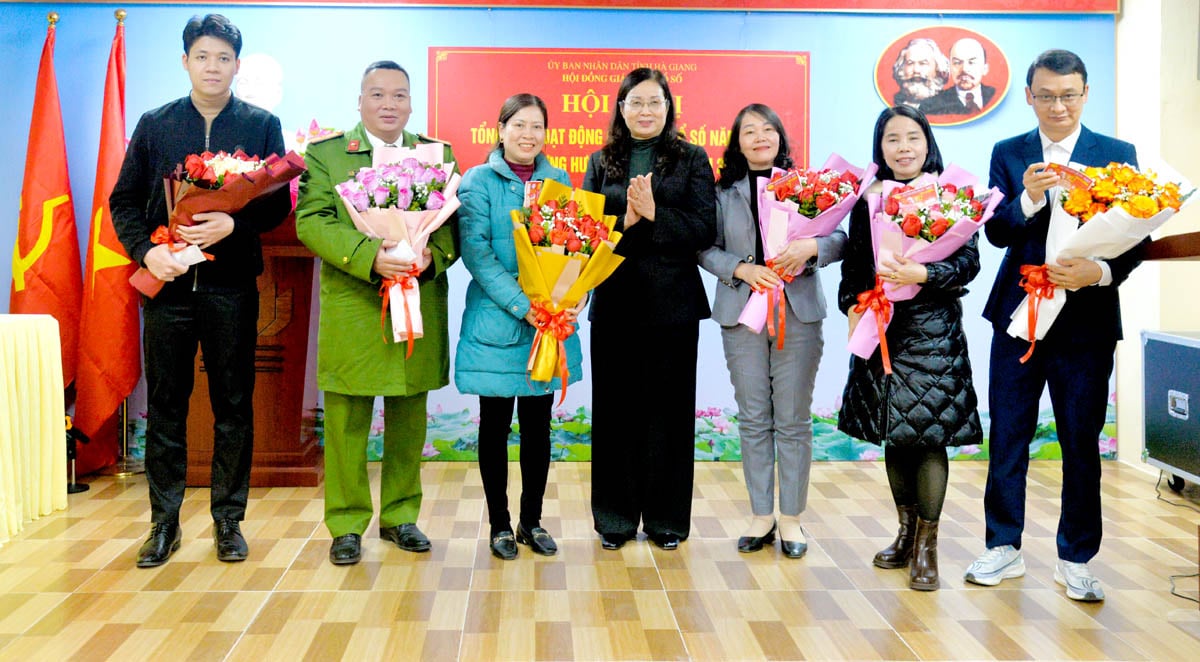 Phó Chủ tịch UBND tỉnh Hà Thị Minh Hạnh biểu dương các cá nhân có đóng góp tích cực vào hoạt động giám sát, kinh doanh xổ số năm 2024.