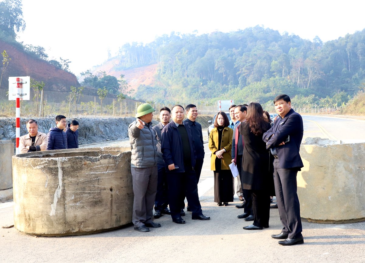 Chủ tịch UBND tỉnh Phan Huy Ngọc và đoàn công tác kiểm tra tiến độ Dự án Khu liên hợp thể thao và văn hóa tỉnh.