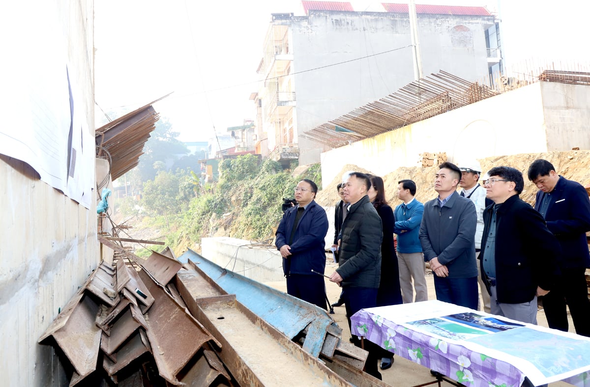 Chủ tịch UBND tỉnh Phan Huy Ngọc và đoàn công tác kiểm tra bản đồ mặt bằng tổng thể Dự án Đập dâng nước.