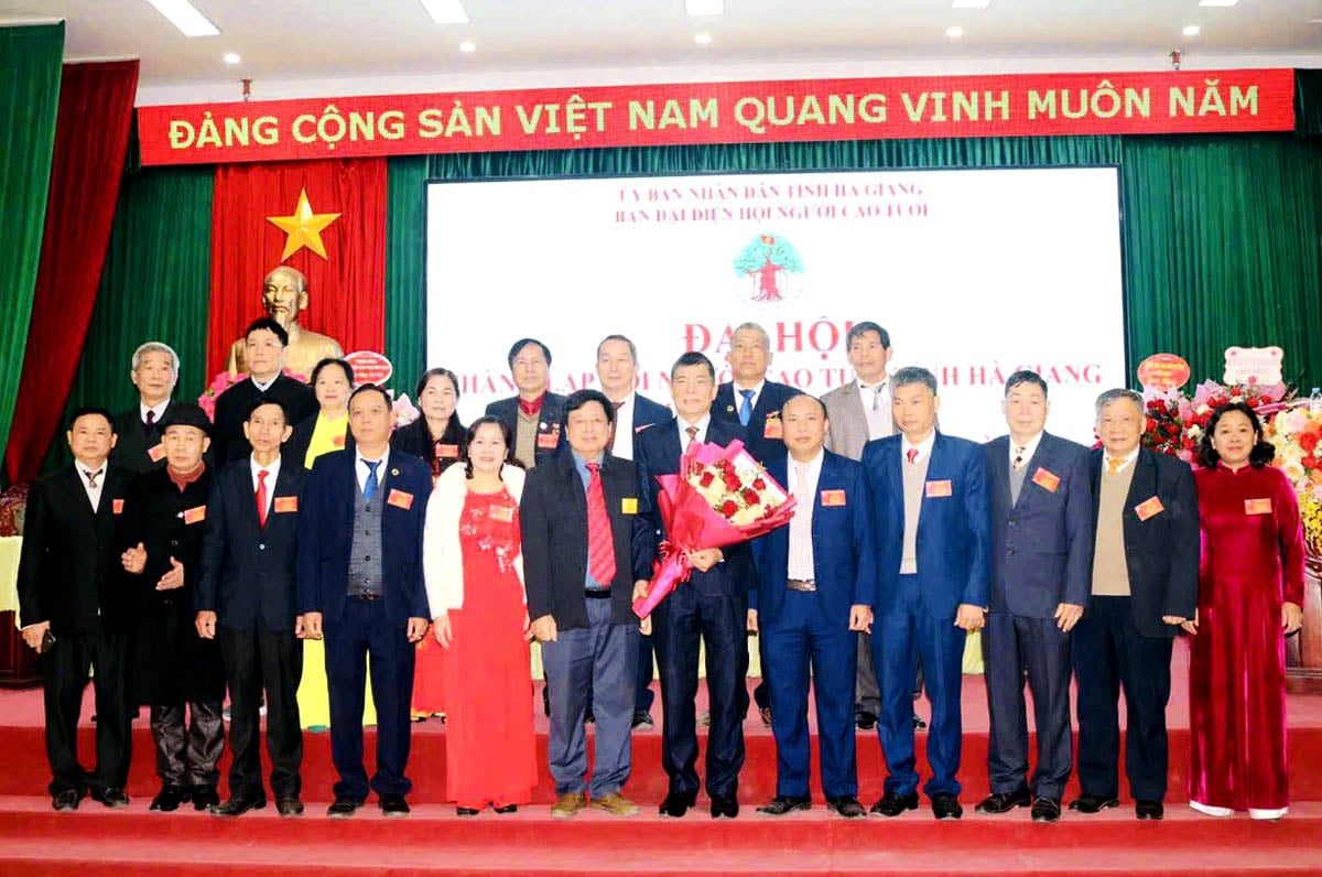 Ban Chấp hành Hội Người cao tuổi nhiệm kỳ 2024 - 2029 ra mắt đại hội.
