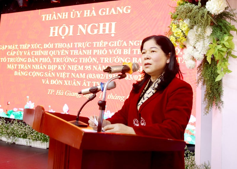 Bí thư Thành ủy Hà Giang Chúng Thị Chiên trao đổi, làm rõ thêm nội dung mà đại biểu quan tâm.