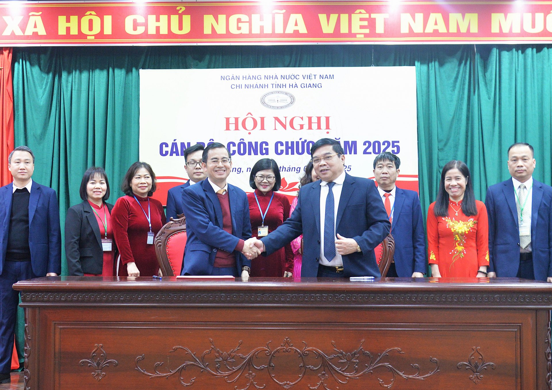 Lãnh đạo và các phòng, ban NHNN chi nhánh tỉnh ký kết thi đua năm 2025.