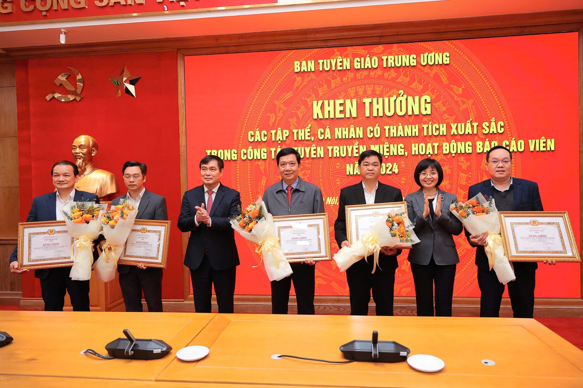 Ban Tuyên giáo Tỉnh ủy Hà Giang vinh dự là 1 trong 9 tập thể được nhận Bằng khen của Ban Tuyên giáo Trung ương