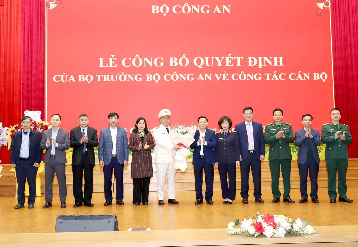 Các đồng chí trong BTV Tỉnh ủy, lãnh đạo các sở, ngành tặng hoa chúc mừng Giám đốc Công an tỉnh Nguyễn Đức Thuận