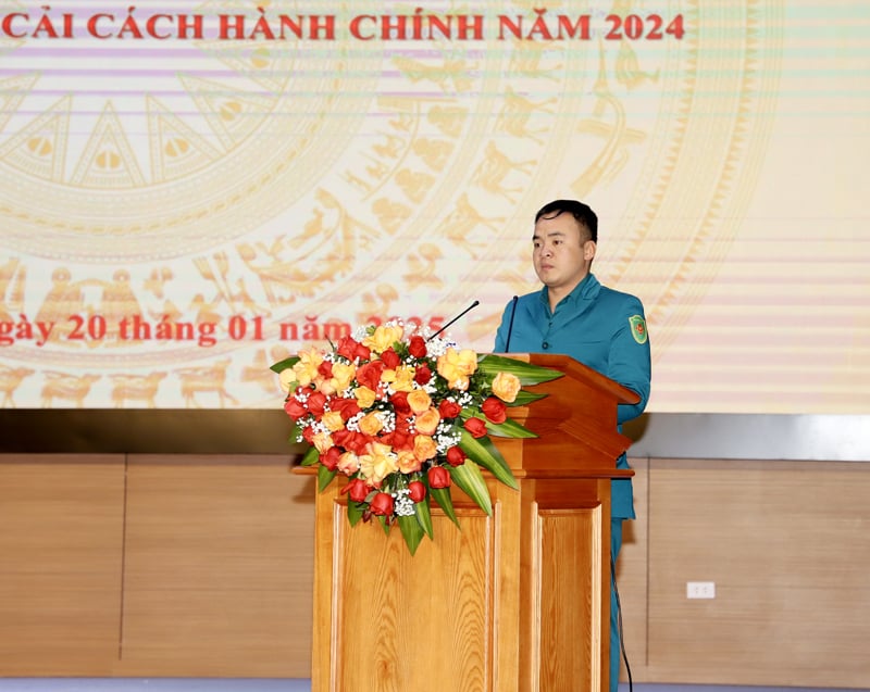 Đồng chí Hà Văn Ngọc, Thôn đội trưởng thôn Bản Ké, thị trấn Yên Minh (Yến Minh) tham luận tại Hội nghị