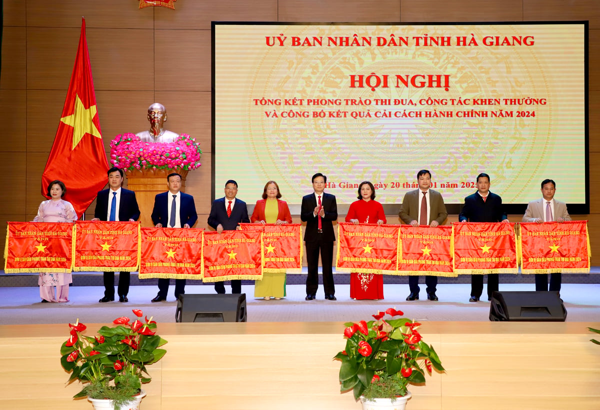 Chủ nhiệm Ủy ban Kiểm tra Tỉnh ủy Trần Quang Minh trao Cờ thi đua của UBND tỉnh cho các tập thể