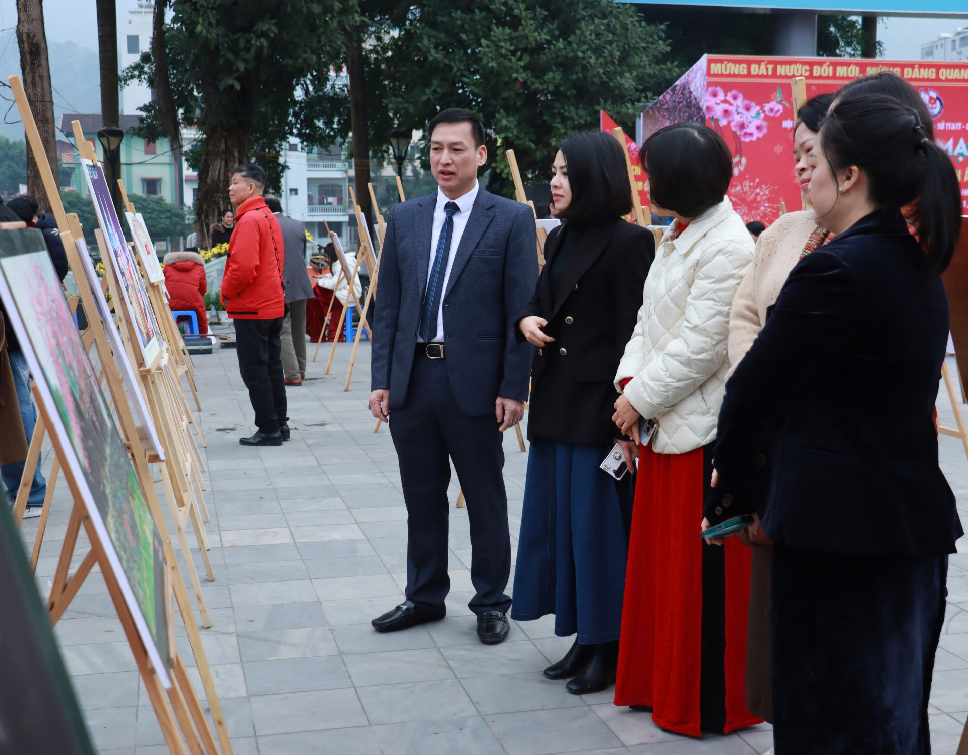 Các đại biểu tham quan không gian trưng bày triển lãm ảnh báo chí Hà Giang.