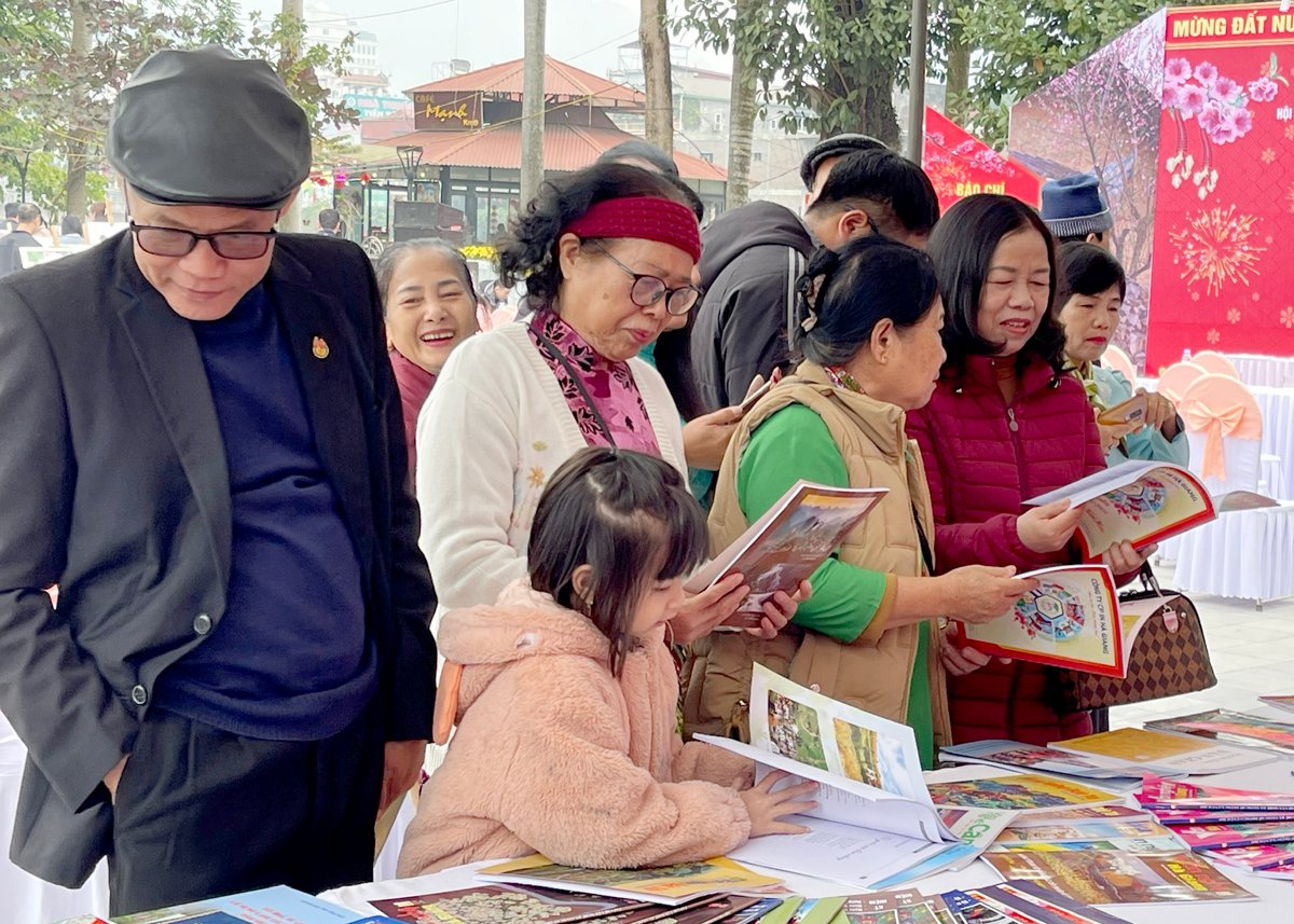 Các đại biểu đọc báo Xuân Hà Giang.