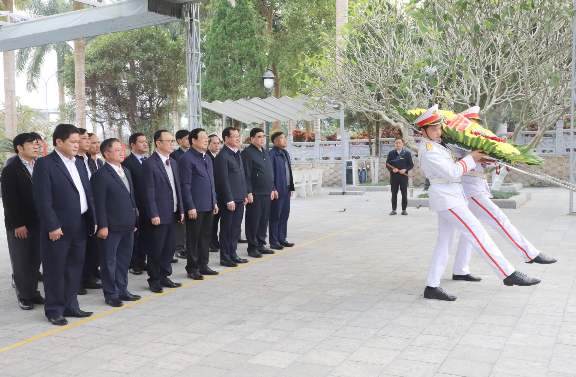 Trưởng Ban Nội chính Trung ương Phan Đình Trạc; Chủ tịch Tổng Liên đoàn Lao động Việt Nam Nguyễn Đình Khang cùng các đại biểu dâng hoa viếng AHLS tại Nghĩa trang Liệt sỹ Quốc gia Vị xuyên.