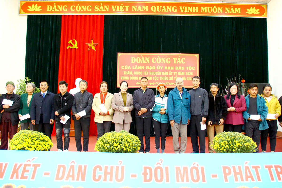 Thứ trưởng, Phó Chủ nhiệm Ủy ban Dân tộc Nông Thị Hà và Trưởng ban Dân tộc tỉnh Chu Thị Ngọc Diệp tặng quà Tết cho hộ có hoàn cảnh khó khăn của 3 xã Tân Thành, Đồng Tiến, Thượng Bình (Bắc Quang).