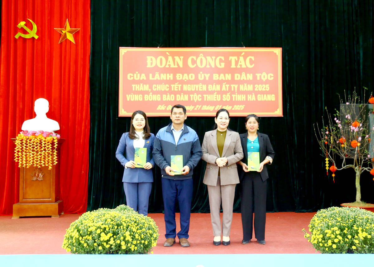 Thứ trưởng, Phó Chủ nhiệm Ủy ban Dân tộc Nông Thị Hà tặng quà Tết cho tập thể 3 xã Tân Thành, Đồng Tiến, Thượng Bình (Bắc Quang).