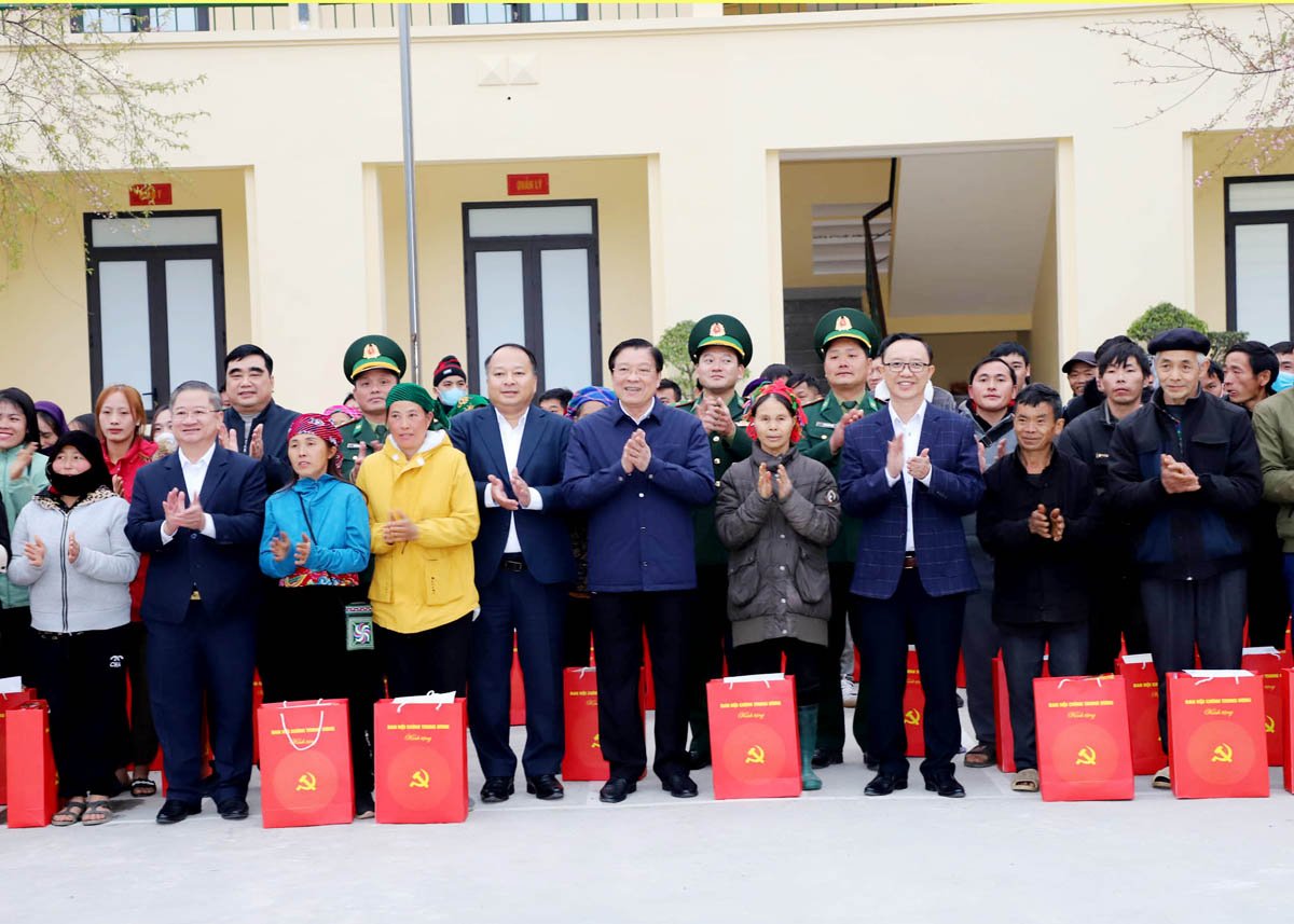 Trưởng ban Nội chính Trung ương Phan Đình Trạc và các đồng chí lãnh đạo tỉnh chụp ảnh lưu niệm với nhân dân xã Tùng Vài, Cao Mã Pờ và Tả Ván.
