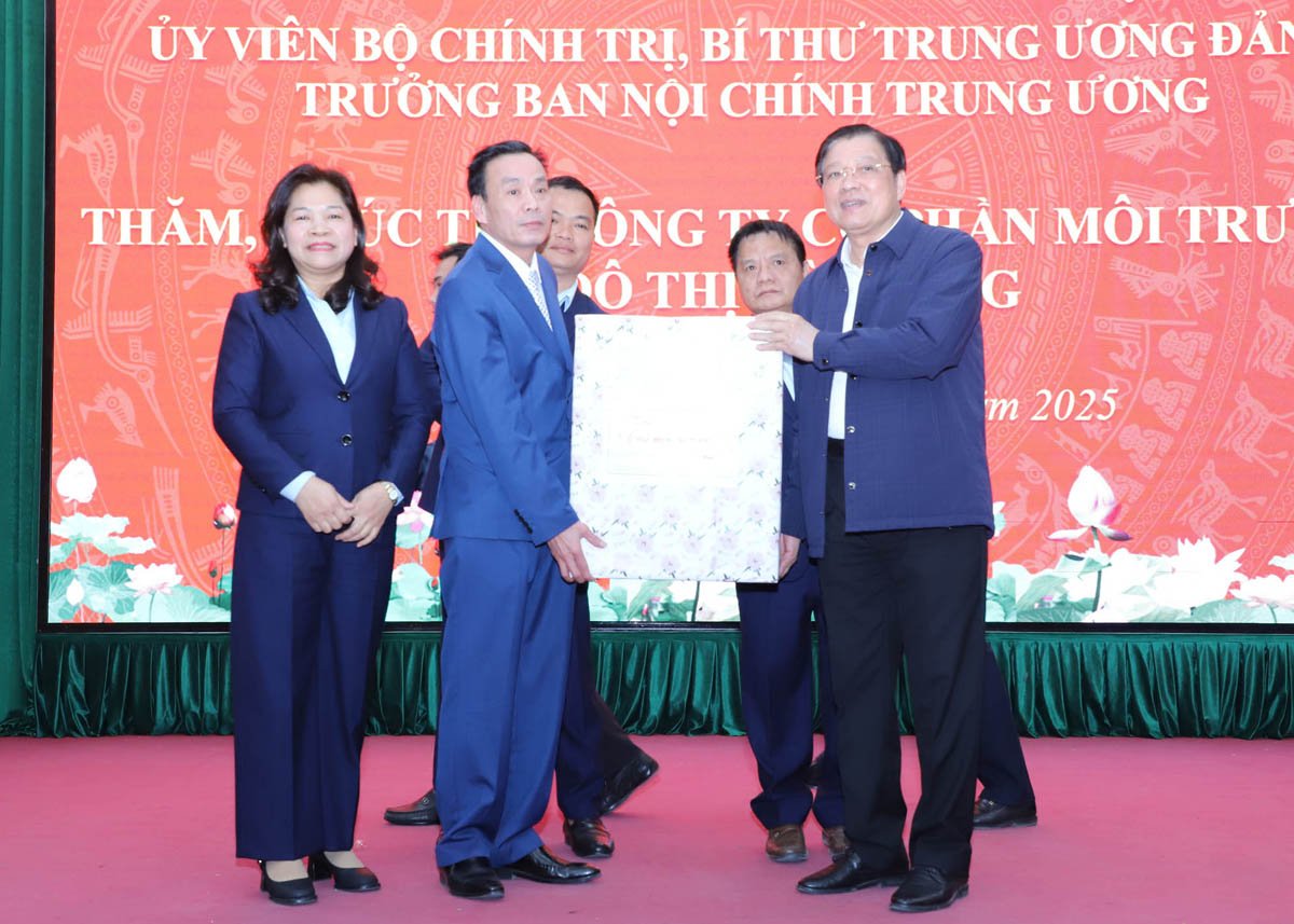 Trưởng Ban Nội chính Trung ương Phan Đình Trạc tặng quà Công ty Môi trường và Đô thị Hà Giang
