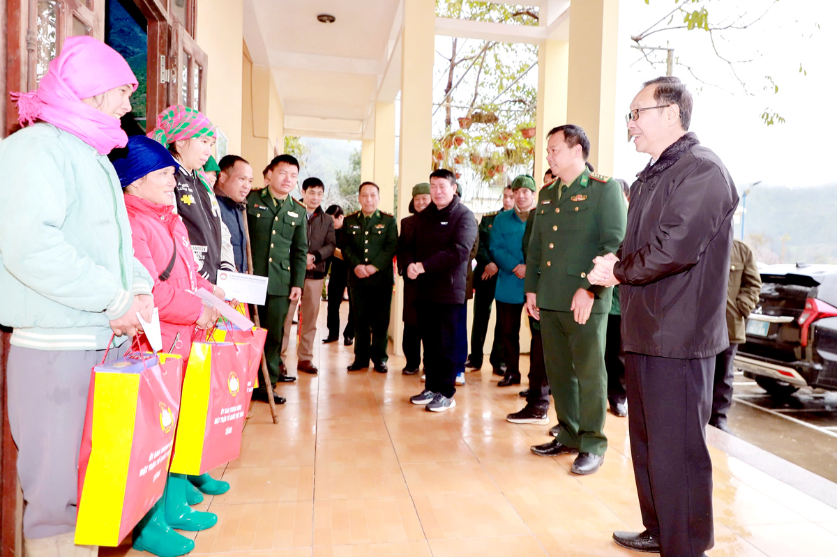 Phó Bí thư Thường trực Tỉnh ủy, Chủ tịch HĐND tỉnh Thào Hồng Sơn thăm, tặng quà người cao tuổi trên địa bàn huyện Quản Bạ.