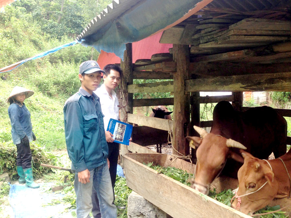 Cán bộ Agribank luôn sâu sát cơ sở, đồng hành với khách hàng trong sản xuất, kinh doanh. 
