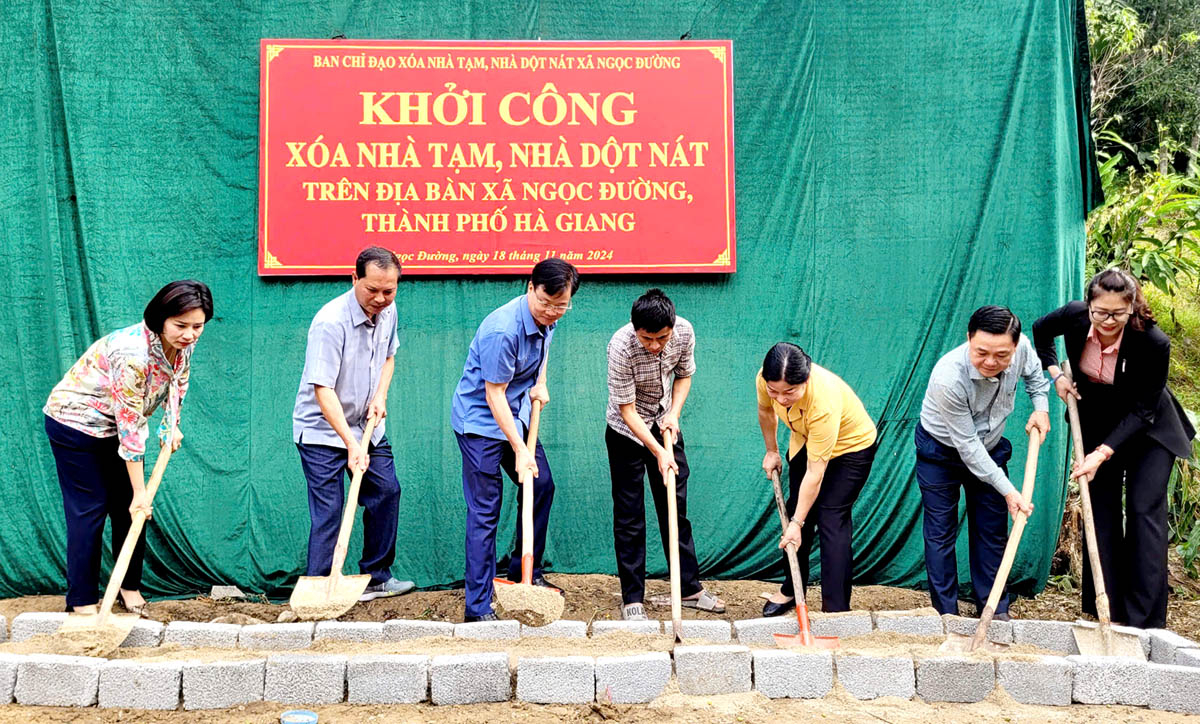 Các đồng chí lãnh đạo thành phố Hà Giang khởi công xóa nhà tạm, nhà dột nát trên địa bàn.