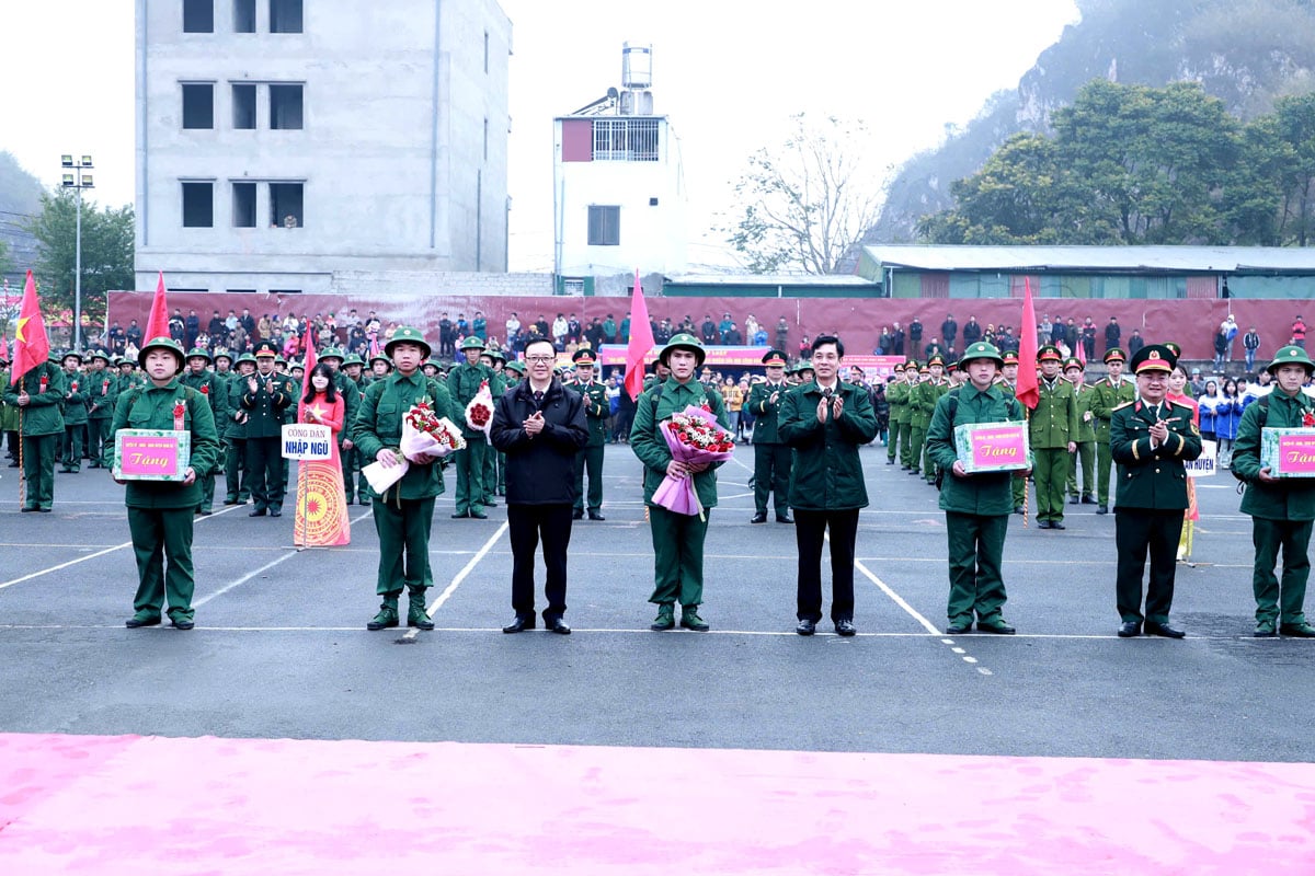 Phó Bí thư Thường trực Tỉnh ủy, Chủ tịch HĐND tỉnh Thào Hồng Sơn cũng lãnh đạo huyện Quản Bạ động viên các tân binh lên đường nhập ngũ.