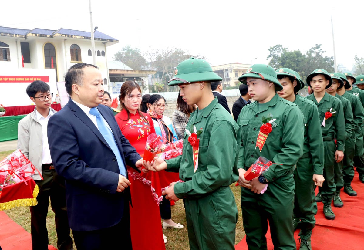 Phó Bí thư Tỉnh ủy, Chủ tịch UBND tỉnh Phan Huy Ngọc tặng hoa động viên các tân binh.