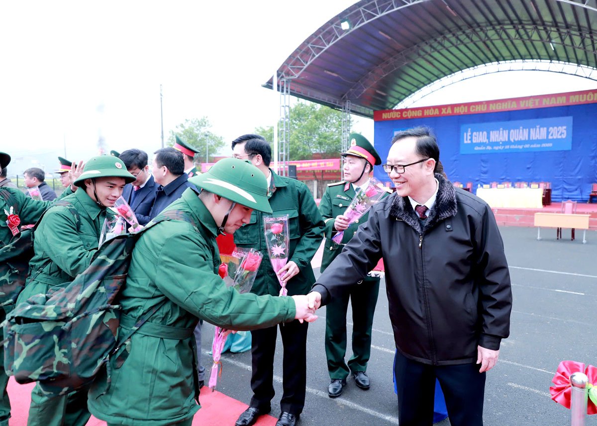 Phó Bí thư Thường trực Tỉnh ủy, Chủ tịch HĐND tỉnh Thào Hồng Sơn cũng lãnh đạo huyện Quản Bạ động viên các tân binh lên đường nhập ngũ.