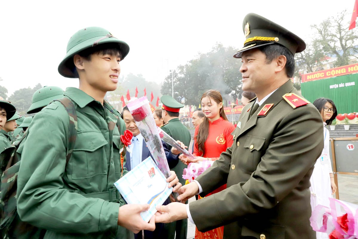 Lãnh đạo Bộ Công an thăm hỏi, động viên các tân binh trước khi lên đường nhập ngũ.