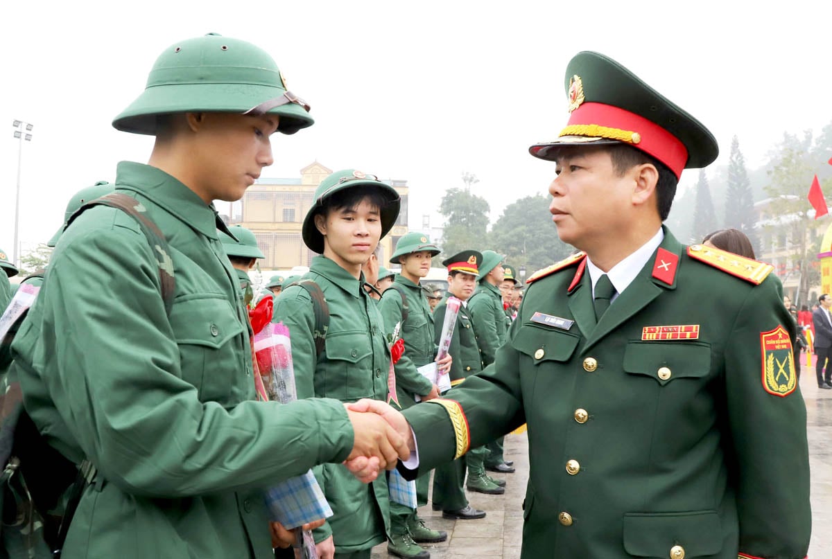 Chỉ huy trưởng Bộ CHQS tỉnh Lại Tiến Giang tặng quà các tân binh trước khi lên đường nhập ngũ