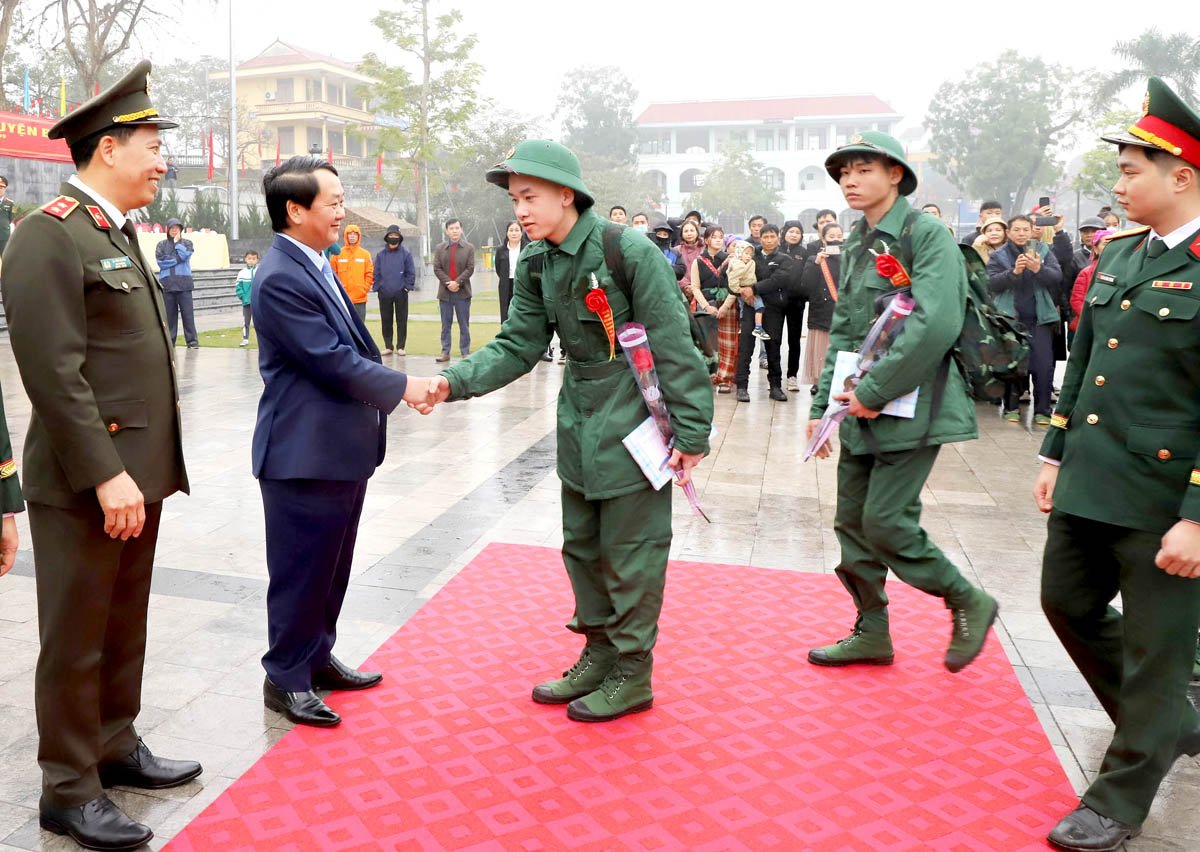 Bí thư Tỉnh ủy Hầu A Lềnh và lãnh đạo Bộ Công an động viên, chúc các tân binh lên đường nhập ngũ hoàn thành xuất sắc nhiệm vụ được giao.