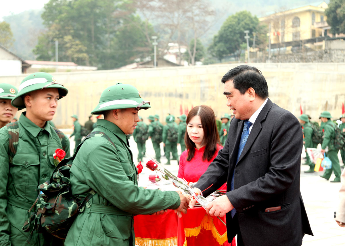 Trưởng Ban Nội Chính Tỉnh ủy Hoàng Đình Phới tặng hoa, động viên các thanh niên nhập ngũ.