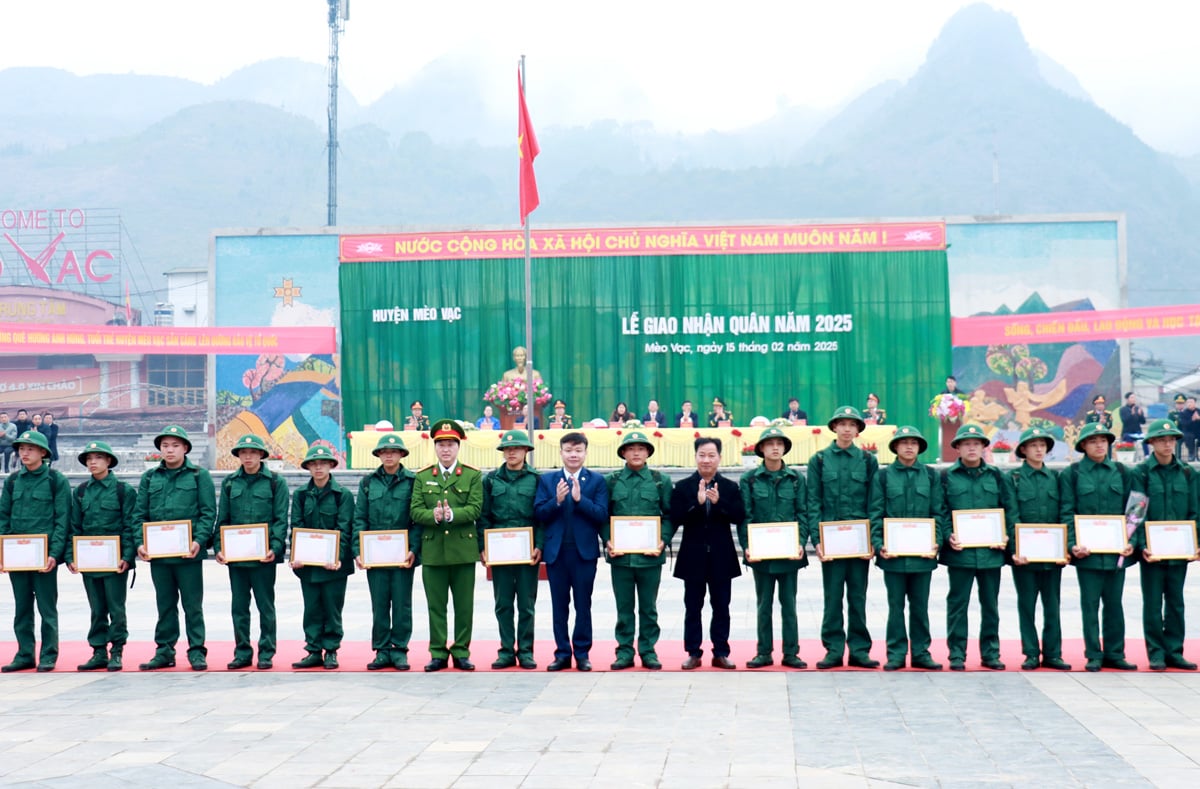 Chủ tịch UBND huyện Mèo Vạc Nguyễn Huy Sắc tặng Giấy khen cho các tân binh tình nguyện viết đơn lên đường nhập ngũ năm 2025.