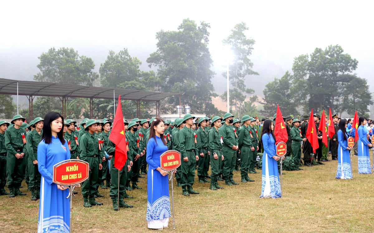 Các tân binh chuẩn bị lên đường nhập ngũ.