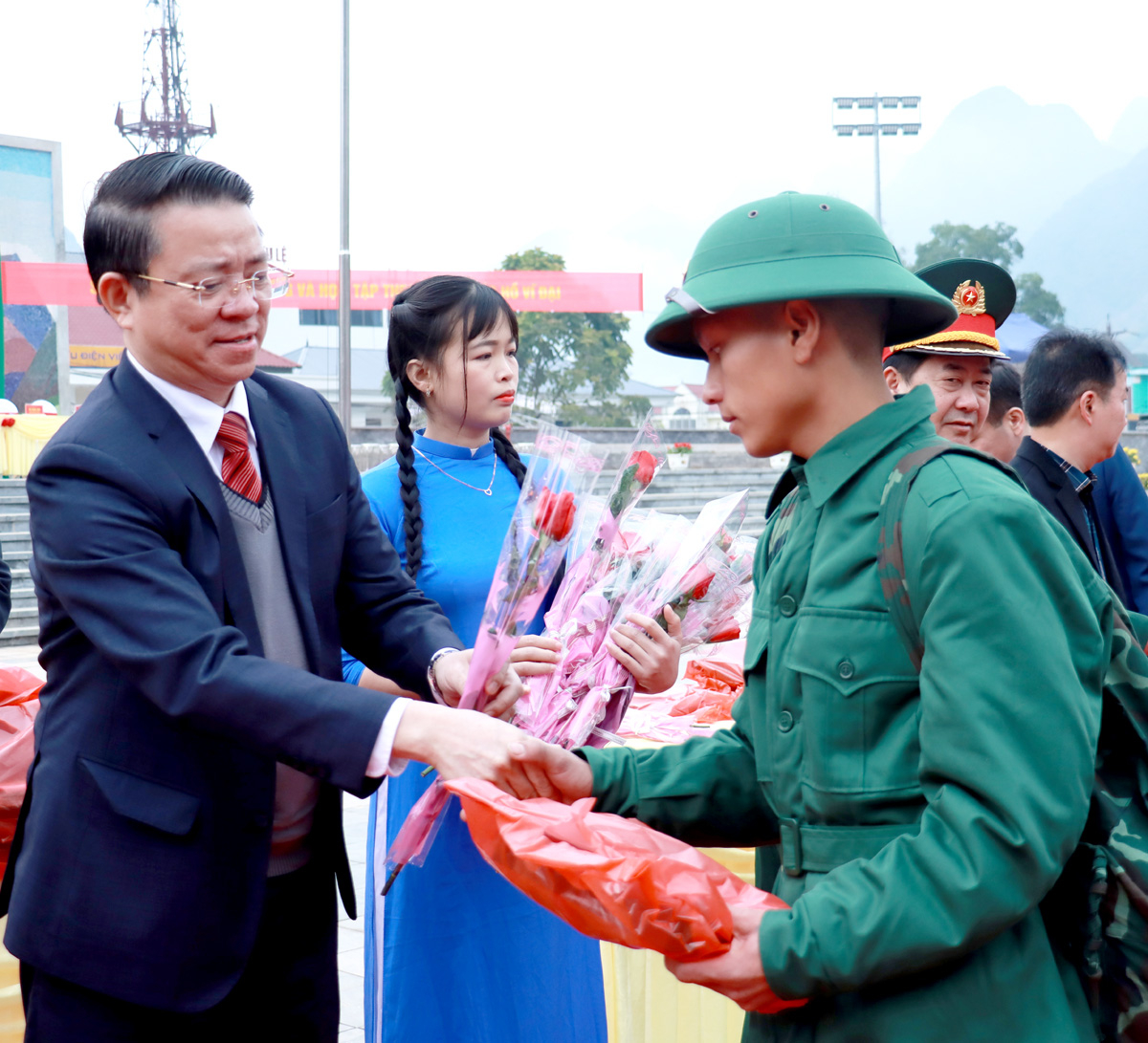 Trưởng Ban Tuyên giáo và Dân vận Tỉnh ủy Trần Mạnh Lợi tặng hoa, động viên các tân binh lên đường nhập ngũ.