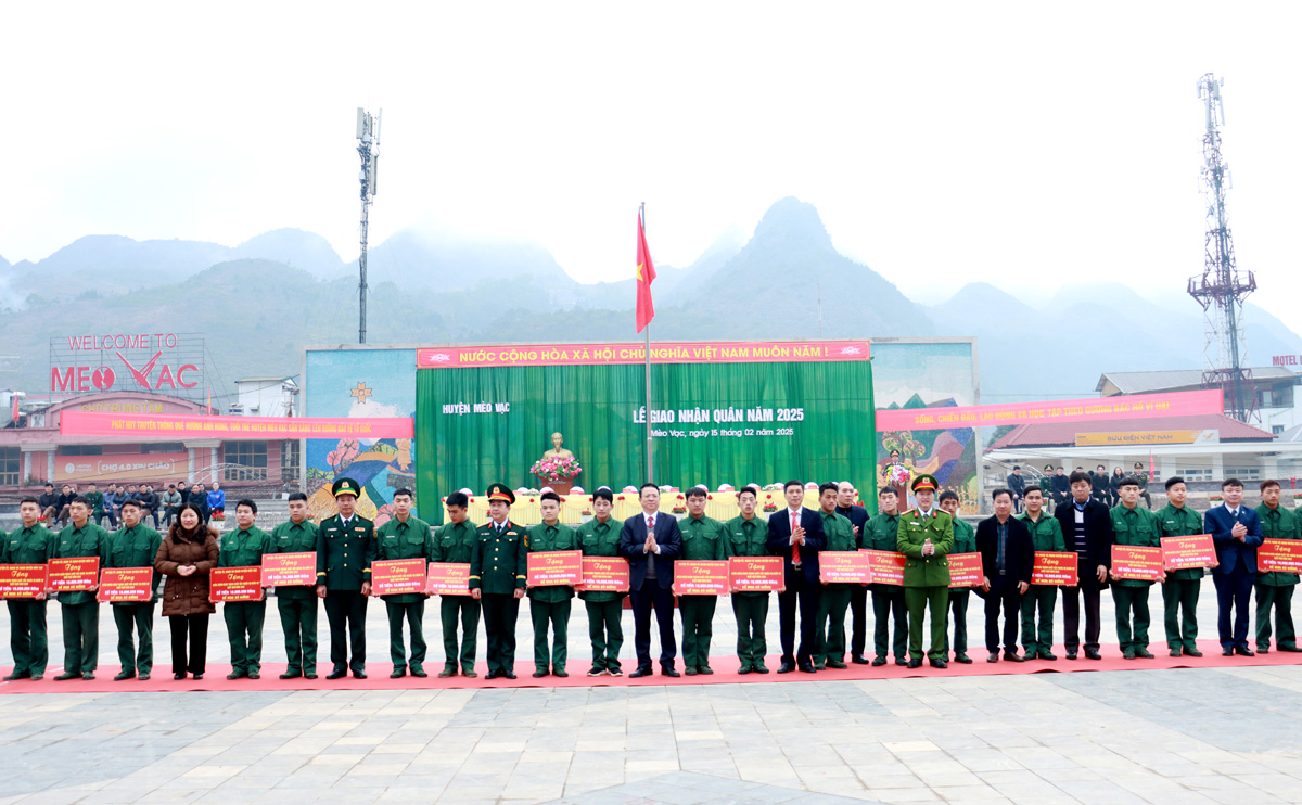 Các đại biểu trao biểu trưng tặng bò cho các quân nhân xuất ngũ trở về địa phương hoàn thành xuất sắc nhiệm vụ năm 2024.