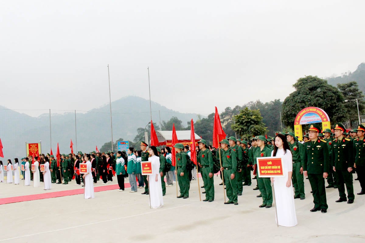 Các đơn vị và tân binh tham gia buổi lễ giao, nhận quân.